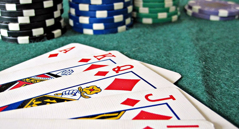 Sự khác nhau giữa cách chơi Poker và game Xì tố