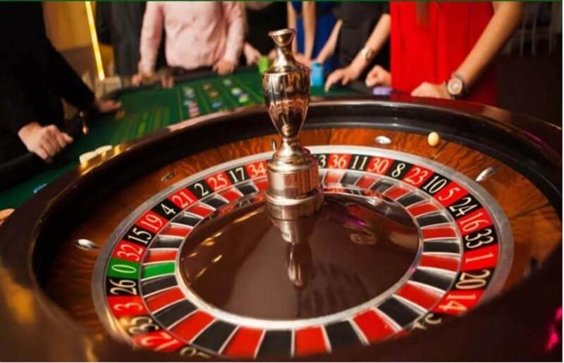 Bàn cược roulette bao gồm 1 cái hồ lì và 36 ô đỏ đen