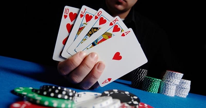 Bộ bài dùng để chơi sâm lốc là bộ bài thường có đủ 52 lá bài