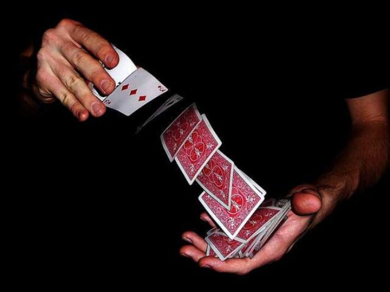 Cách chơi bài Poker bịp: giấu bài hoặc tráo bài 