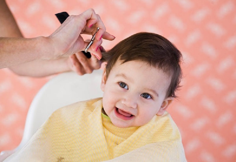 Lựa chọn cắt tóc máu cho trẻ sơ sinh ngày nào tốt nhất