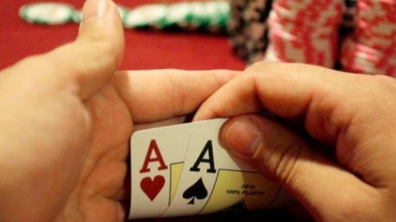Cách chơi bài poker thông minh đó là sử dụng chiến thuật chơi tâm lý khiến đối phương phải sợ lùi bước 
