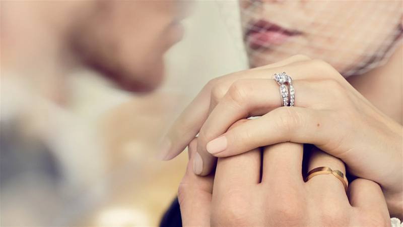 Con gái đeo nhẫn cưới ngón nào chính xác