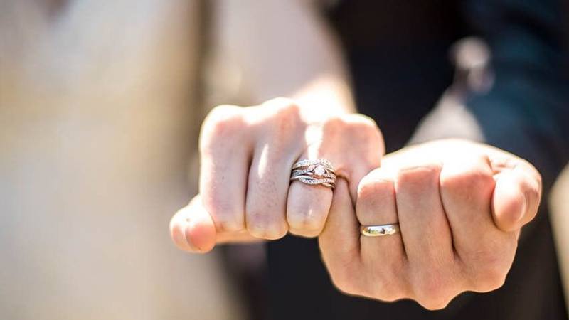 Không đeo nhẫn cưới sai ngón 