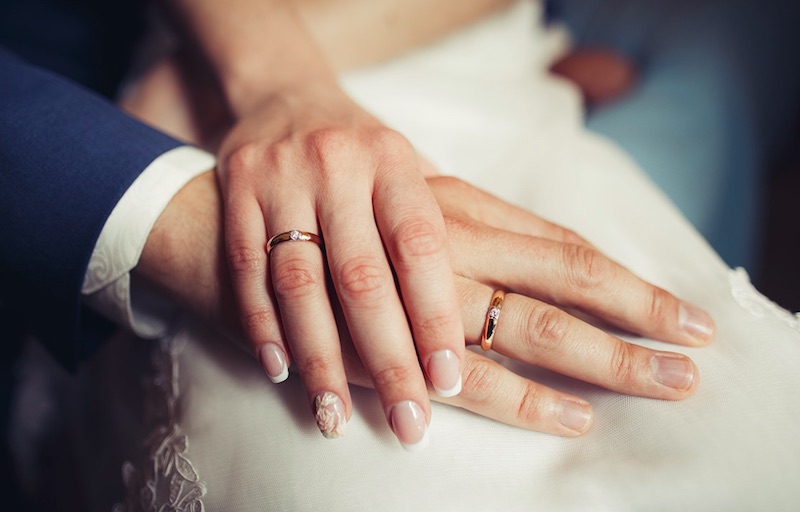Đeo nhẫn cưới hoặc đính hôn thường biểu thị sự cam kết