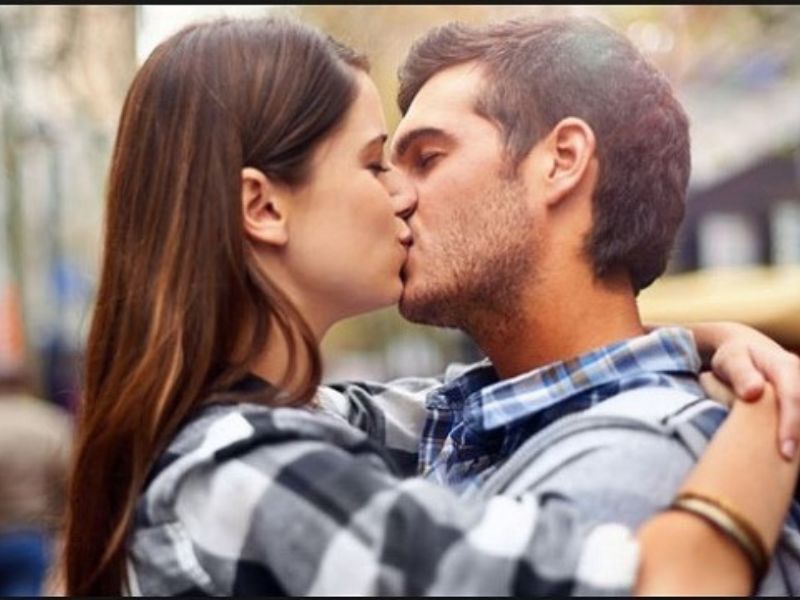 Giải mã nằm mơ thấy người khác hôn môi mình có ý nghĩa gì? 