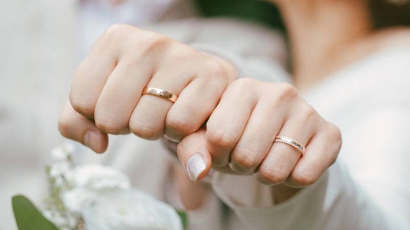 Hướng dẫn cách đeo nhẫn cưới trong hôn lễ