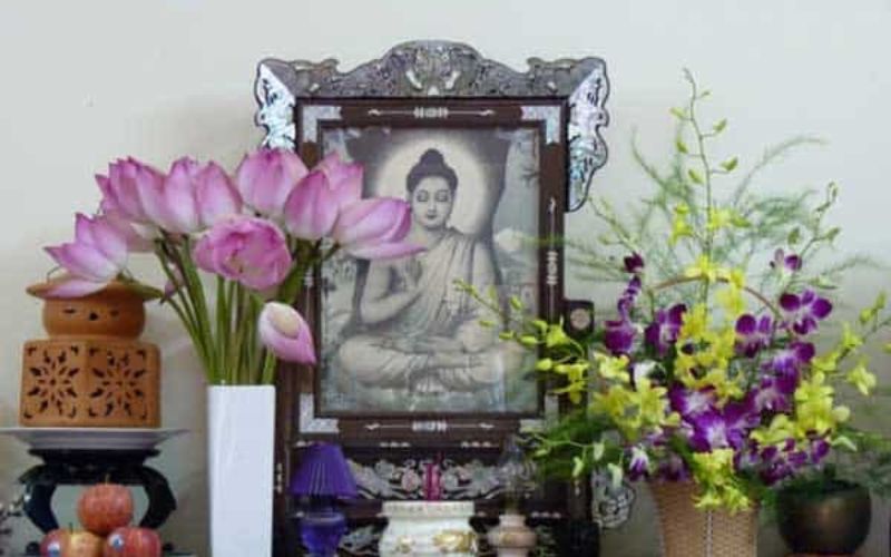 Hướng dẫn cắm hoa bàn thờ Phật đơn giản, trang trọng  