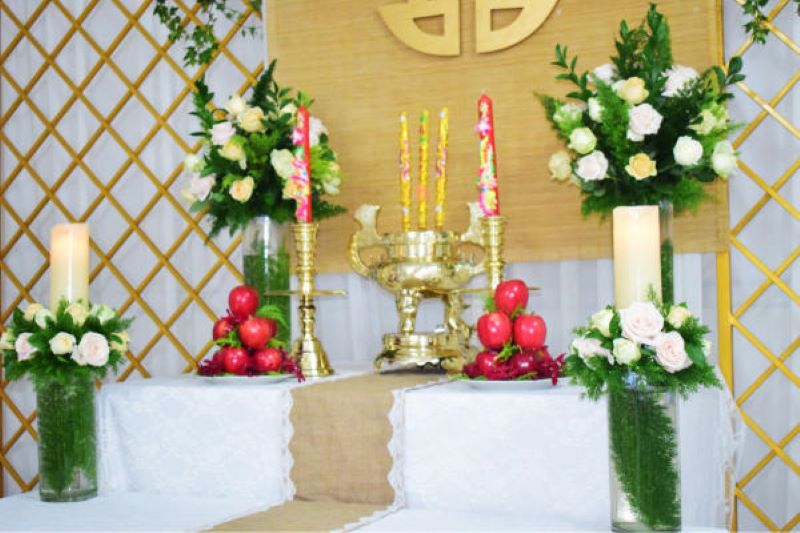 Cách cắm hoa bàn thờ gia tiên ngày cưới với hoa hồng