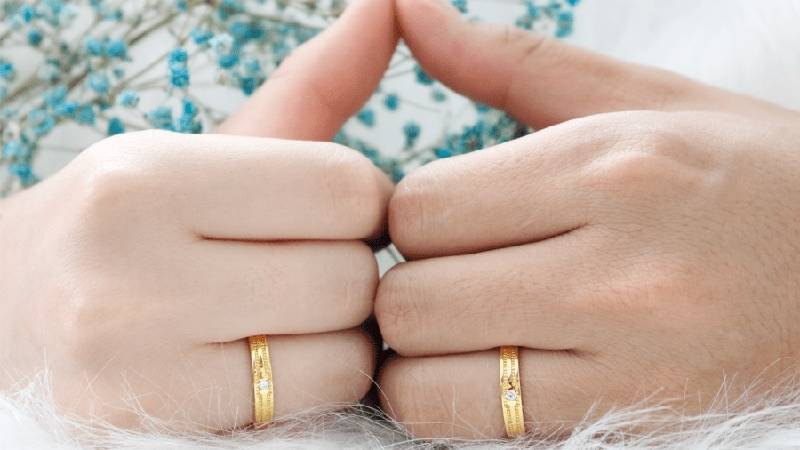 Nhẫn cưới nam đeo tay nào theo khoa học?