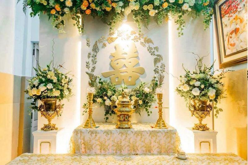 Cách cắm hoa bàn thờ gia tiên ngày cưới tuy dễ nhưng cần sự tinh tế