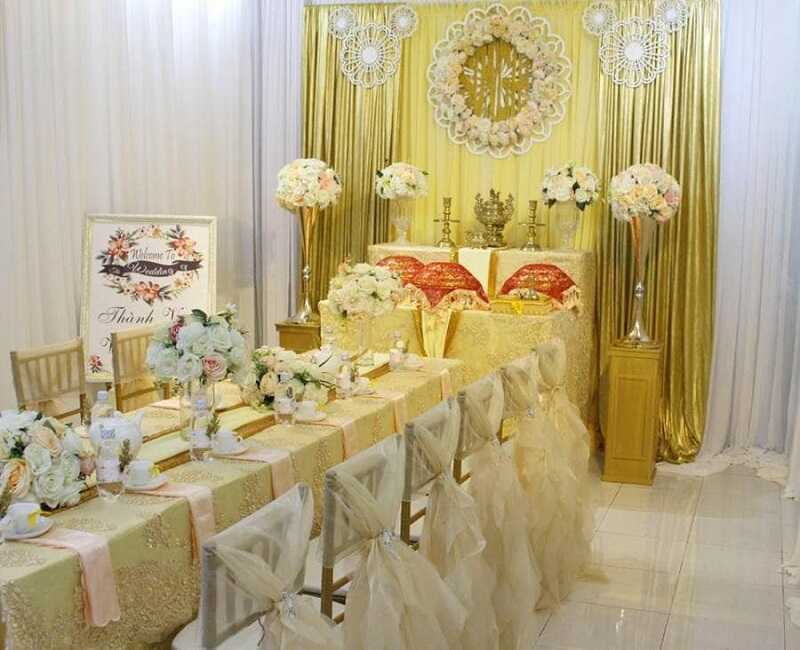 Trang trí bàn thờ gia tiên đám cưới màu vàng 