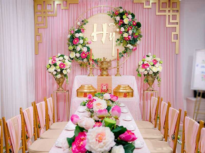 Trang trí bàn thờ gia tiên đám cưới cùng màu hồng
